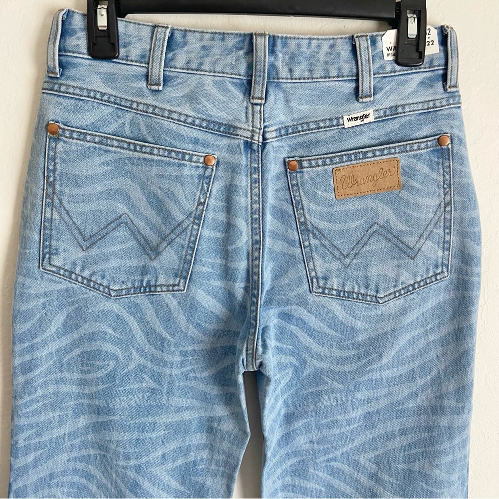 WRANGLER WOMEN'S MEOW LASER TIGER
PRINT WANDERER FLARE JEANS